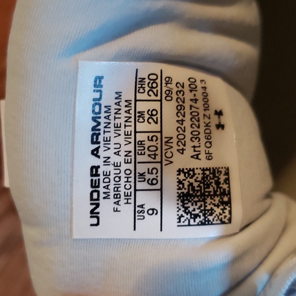 GIRLS SOFTBALL METAL CLEATS UNDER ARMOR SIZE 9 - Picture 5 of 6